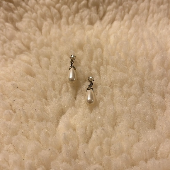 Cream and Gold Dangly Earrings - Picture 14 of 16